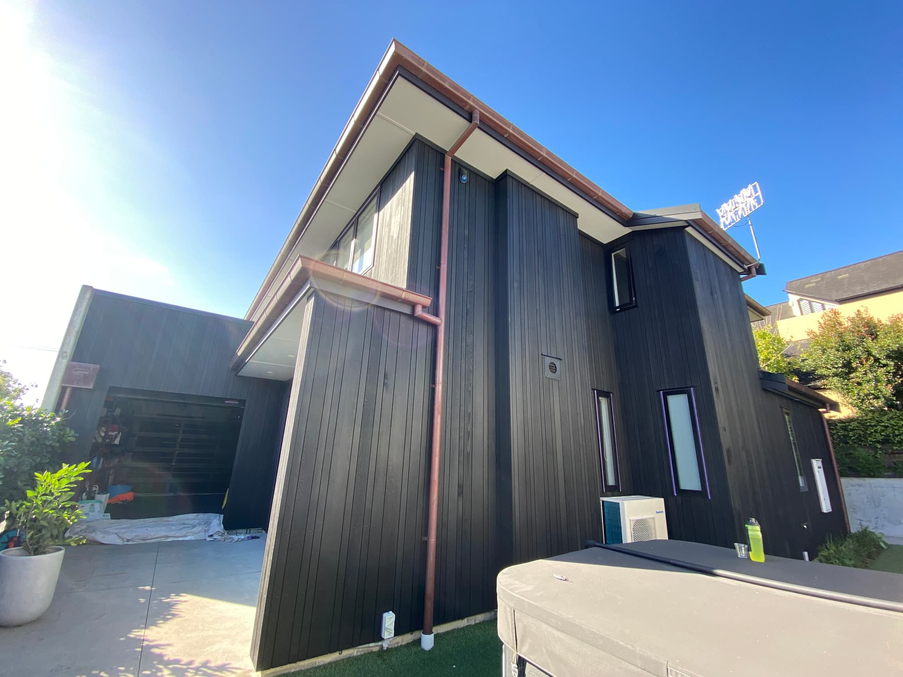Read more about the article Cedar Cladding Staining in Remuera, Auckland – A Deep Black Transformation